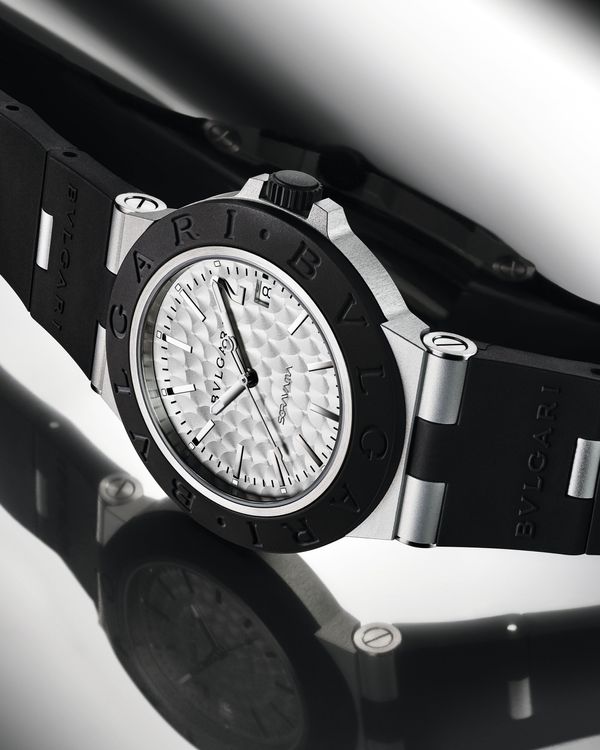 Aluminium Sorayama特別錶的鍍鋅質感銀色面盤經螺旋紋理打磨處理，伴隨光線有著不同閃耀光感。品牌提供