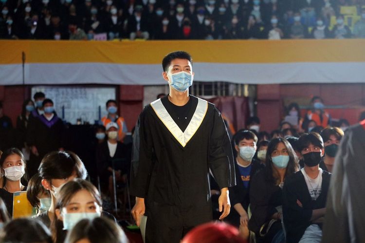 輔大開學典禮，學生代表參加「叩門禮」，其中HBL新秀張傑程說出他棄國立選輔大的重要原因。校方提供