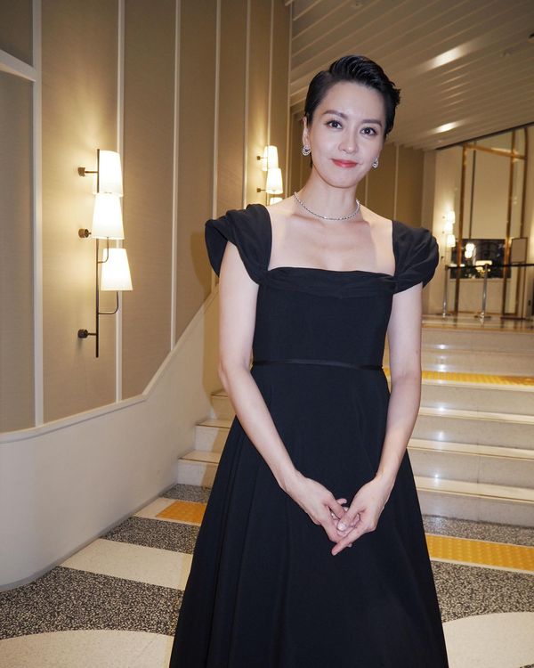 梁詠琪於釜山影展晚間換穿義大利時裝Giambattista Valli公主袖洋裝，搭配De Beers Dewdrop 18K白金鑲鑽頸鍊與耳環俏麗亮相。翻攝梁詠琪臉書