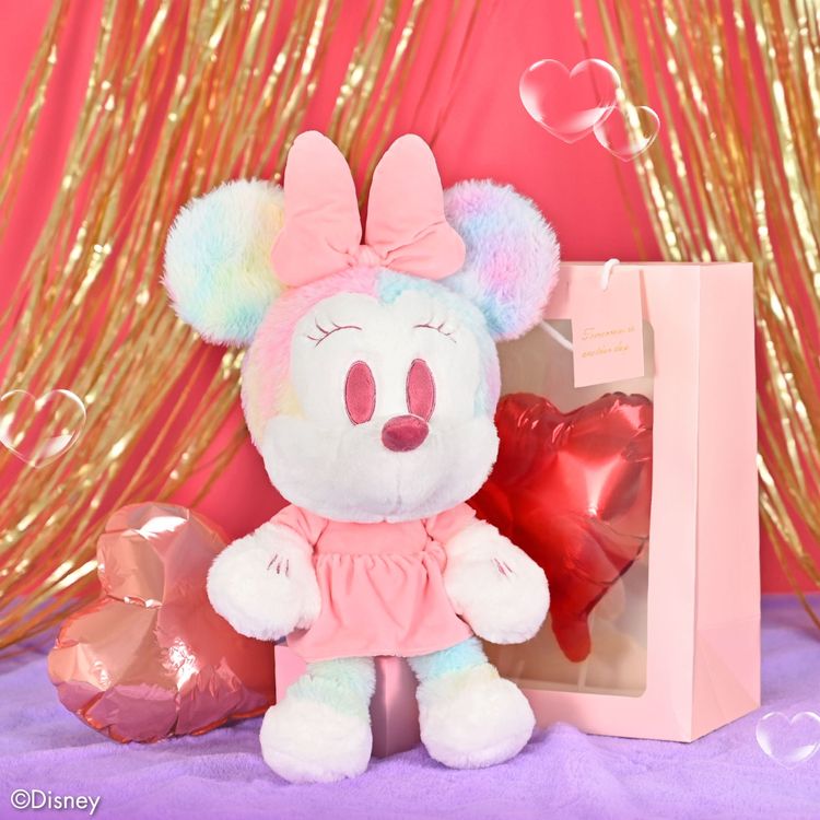 本次的米奇米妮玩偶突破過去紅白黑配色傳統，以繽紛的馬卡龍色系為設計概念。業者提供