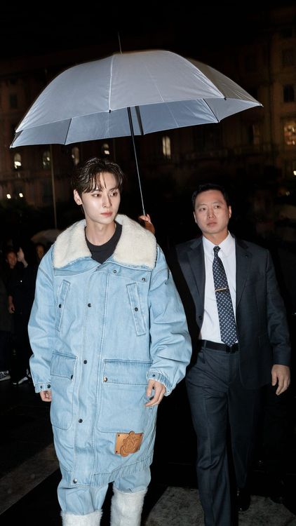 韓國男神黃旼炫（左）。品牌提供