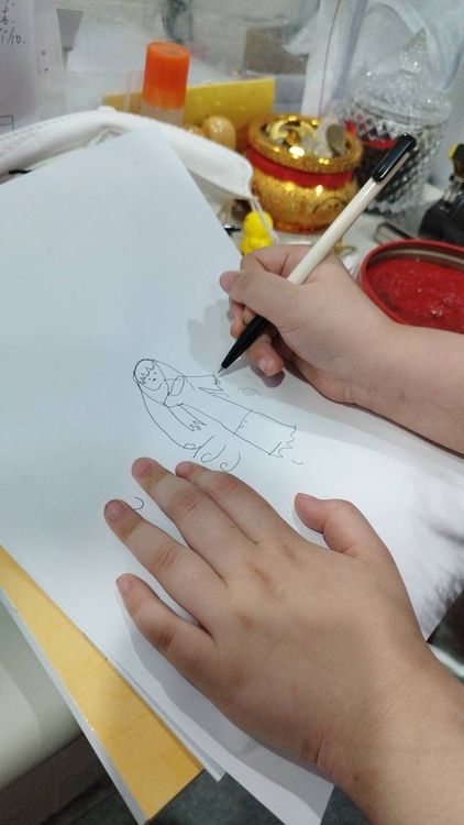 鄰居楊清華回憶，輪胎行發生大火後沒多久，小女兒在家中發現一名年約4、5歲，身穿粉紅色衣服的小女孩來到家中作客。楊清華提供