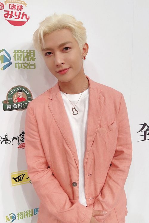 炎亞綸配搭Qeelin Wulu 18鍊墜，藉鍊墜的鉚釘輪廓為雅痞造型添細膩狂野感。品牌提供