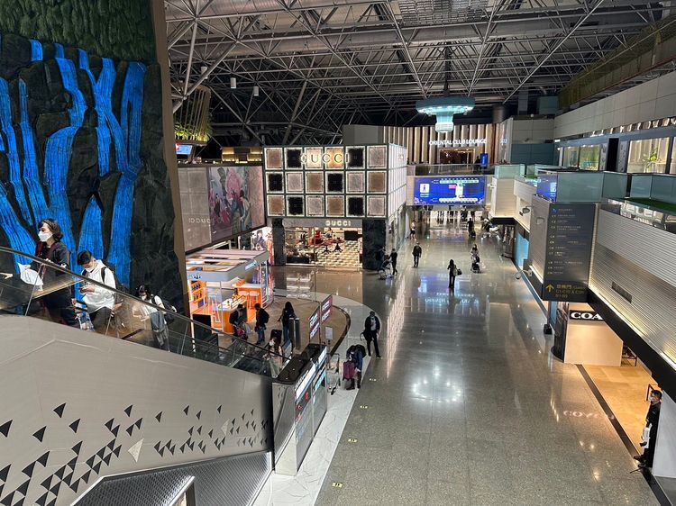 機場免稅消費區。翻攝畫面