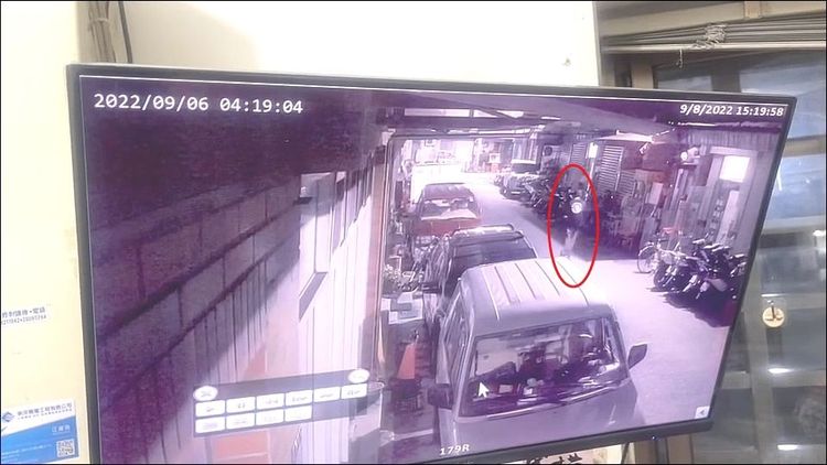 歐男（紅圈）騎乘電動滑板車離開。警方提供