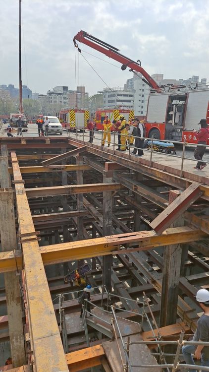 當時需出動吊車將傷者運出。讀者提供