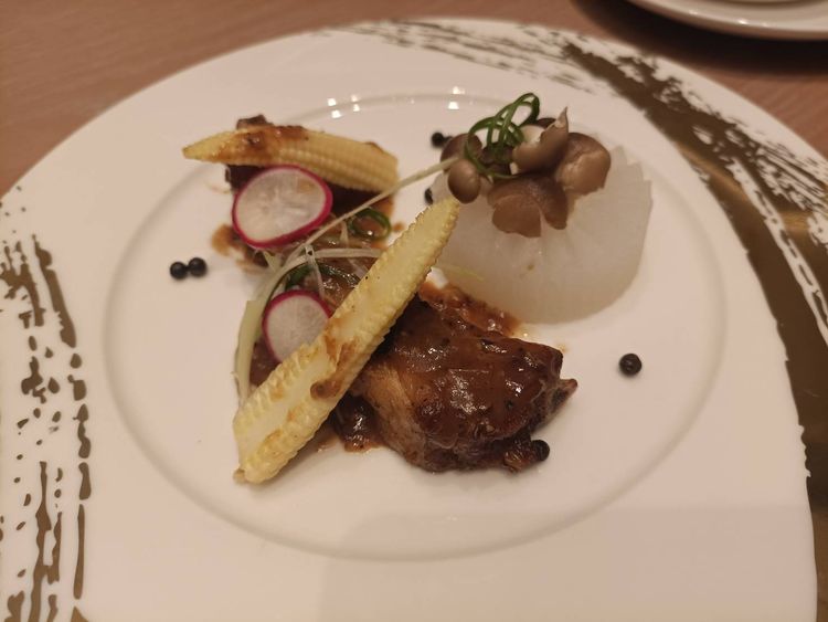 那瑪夏山胡椒汁烤豬豚骨。高雄萬豪提供