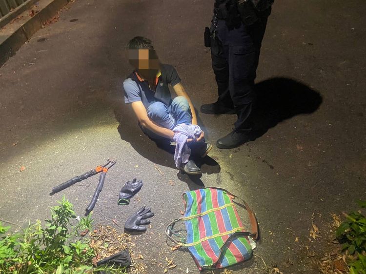 警方隨後在李男身旁查獲油壓剪、絕緣手套，並在電線桿上發現4支用來攀爬的鐵條。翻攝畫面