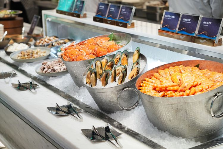 饗食天堂首度導入「一餐區一主題」概念，八大餐區集結各式異國特色美味，圖為日料海鮮區。業者提供