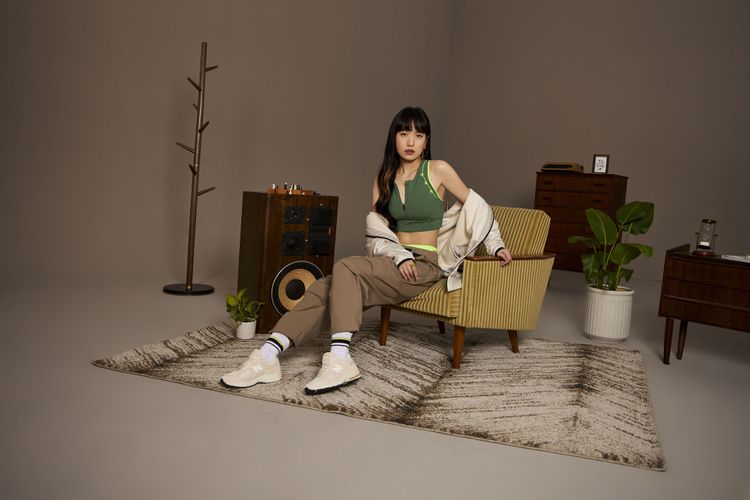 孫盛希秀出好身材與馬甲線為New Balance 550鞋款助吸睛力。品牌提供