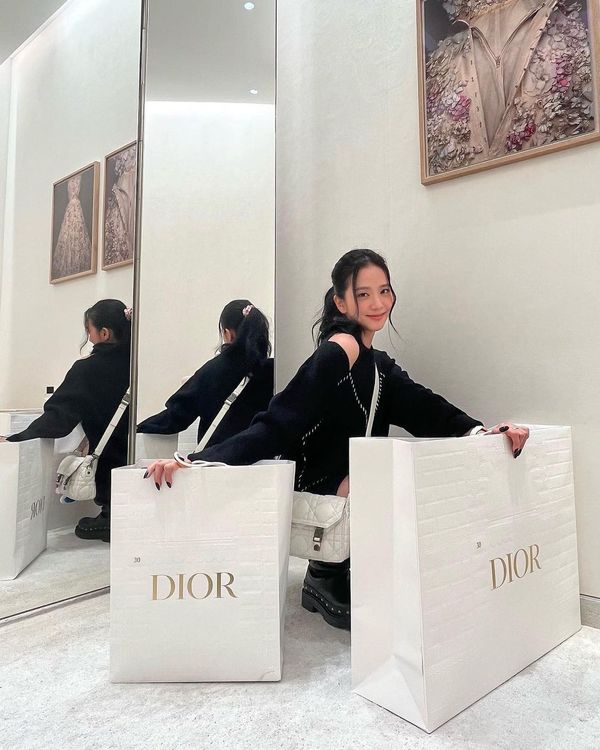 結束欣賞DIOR 2023大秀之後，Jisoo去逛了DIOR專賣店，最終扛了2大袋新貨。翻攝sooyaaa__