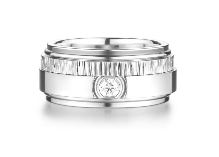 Possession 18K白金宮廷式雕刻飾紋鑲鑽戒指，17萬6000元。品牌提供