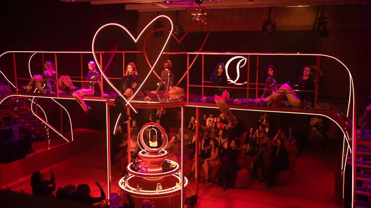 Christian Louboutin延續上季概念，以原創舞蹈的表演形式，呈現2023春夏系列新作。品牌提供