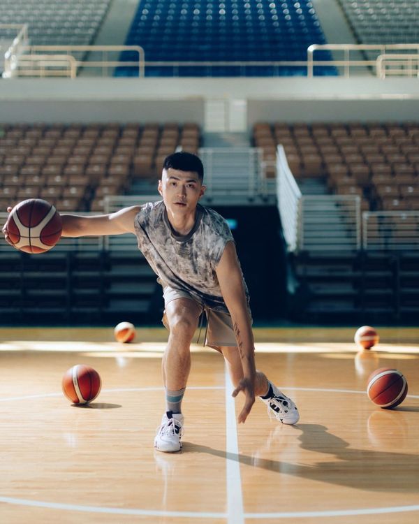 新北國王籃球隊球員李睿麒展現lululemon運動男裝的機能性與時髦感。翻攝lululemontw IG