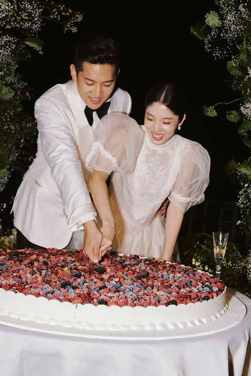 喜事國際營運長宋安（右）是Simone Rocha的鐵粉，在她自己的婚禮中也選穿了品牌洋裝。喜事國際提供