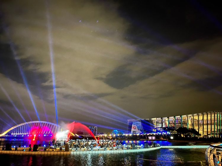 今年國慶焰火首度跨界演出，空間結合故宮南院的建築與湖景。嘉義縣府提供