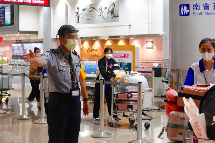 保全人員引導旅客。施昂強攝