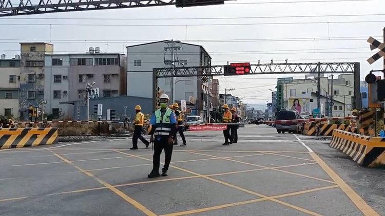 台鐵工作人員漏夜搶修故障號誌，但狀態仍不穩定，影響今日列車誤點情形不一。民眾提供