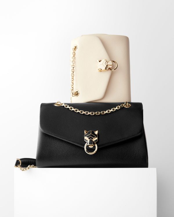 Panthère de Cartier美洲豹鍊帶包採用卡地亞標誌性的豹首銜環為包扣造型。品牌提供