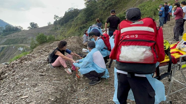 醫護人員趕緊幫受傷民眾包紮。侯昌騰攝