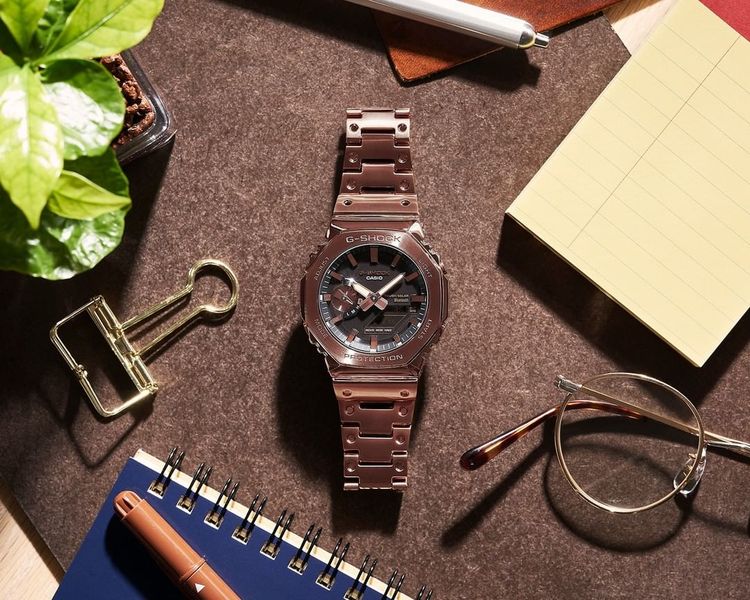 G-SHOCK GM-B2100GD鍍玫瑰金色精鋼款以八角形外觀與鍍金色配色，讓「農家橡樹」具高級錶質感，1萬7000元。翻攝gshock_jp IG