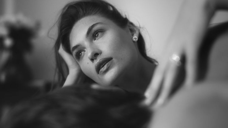 GRAFF婚嫁形象廣告中，也記錄了Grace Elizabeth夫妻二人於床上纏綿的親暱畫面。品牌提供