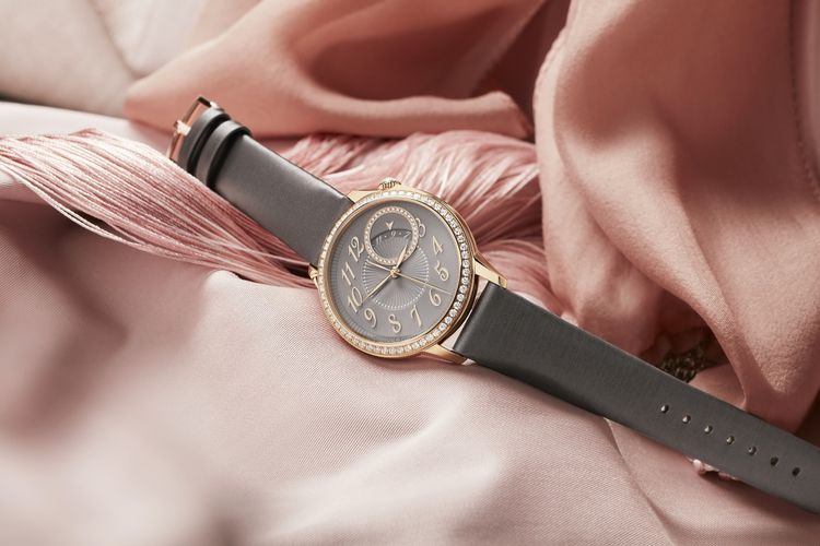 Egerie伊靈18K 5N粉紅金日期女錶，錶徑35mm，96萬5000元。品牌提供