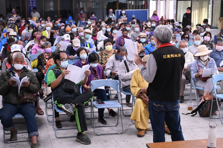 社會處長陳加富說明慰問金發送標準。縣府提供