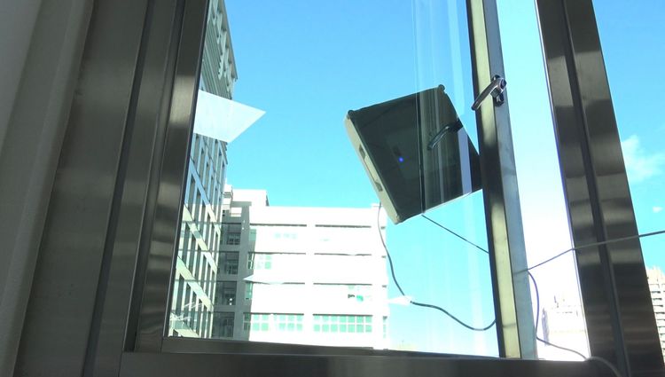 將W1 PRO吸附在辦公室外面玻璃實測，一樣很順利的擦完。陳志淵攝