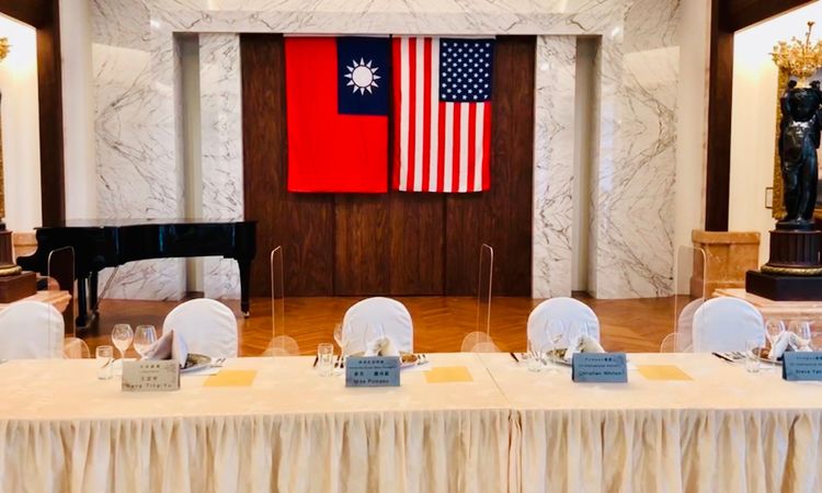 台美雙方主桌各坐三席。王志弘攝