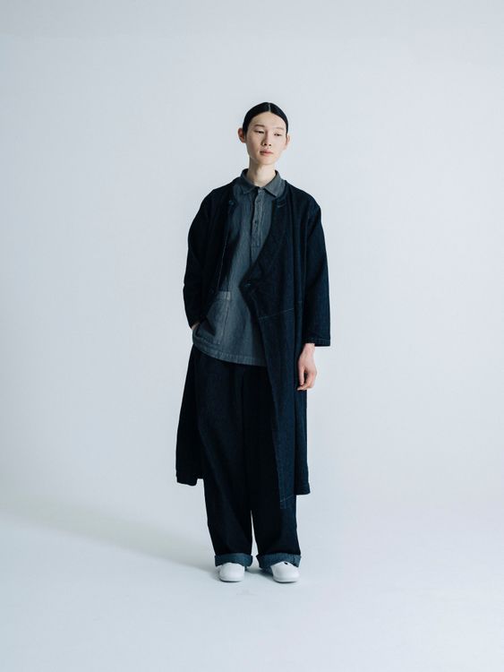 Bizen Denim丹寧系列，備前丹寧圓領長袖長版外套1萬7200元，縐感牛津短袖Polo衫1萬600元，備前丹寧寬管褲1萬600元。品牌提供