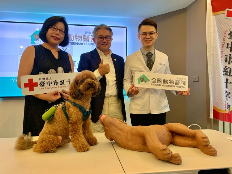 全國動物醫院連鎖體系創辦人陳道杰(中)對於可以跟紅十字會合作開辦「寵物急救課程」感到開心。曾雪蒨攝