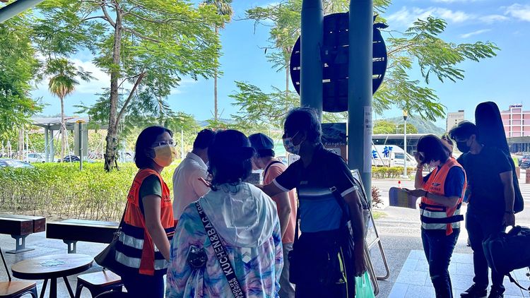 類火車服務站前，仍有民眾對台鐵天災的因應措施表達不滿。古和純攝