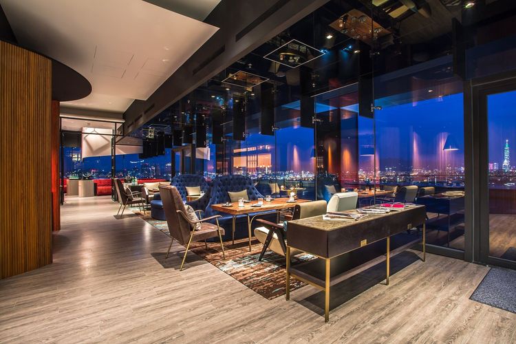 INGE'S Bar & Grill可享受270度台北天際線絕美夜景，遠眺台北101 與松山機場遼闊景色，同時可近距離感受美麗華摩天輪震撼煙火。台北萬豪酒店提供