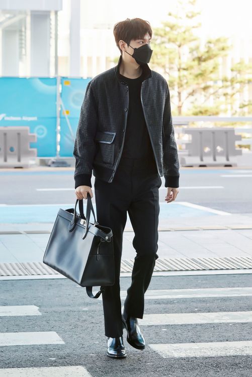 李敏鎬今穿搭黑色FENDI FF logo夾克與皮靴，提著黑色男士新款Peekaboo ISeeU Forty8包款，帥氣展現旅遊時尚。品牌提供