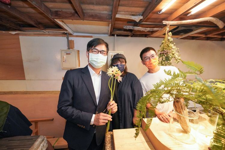 鹽一市場除傳統攤位外，亦引進手作花藝、攝影、穀物等。經發局提供