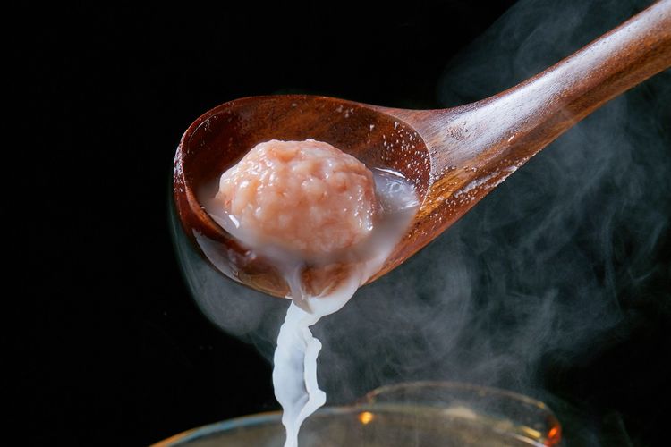 招牌爆漿手打蝦丸每顆用全蝦仁手打出Q彈口感與膠質，塞入香濃巧達芝心，入口感受爆漿鮮甜味。業者提供