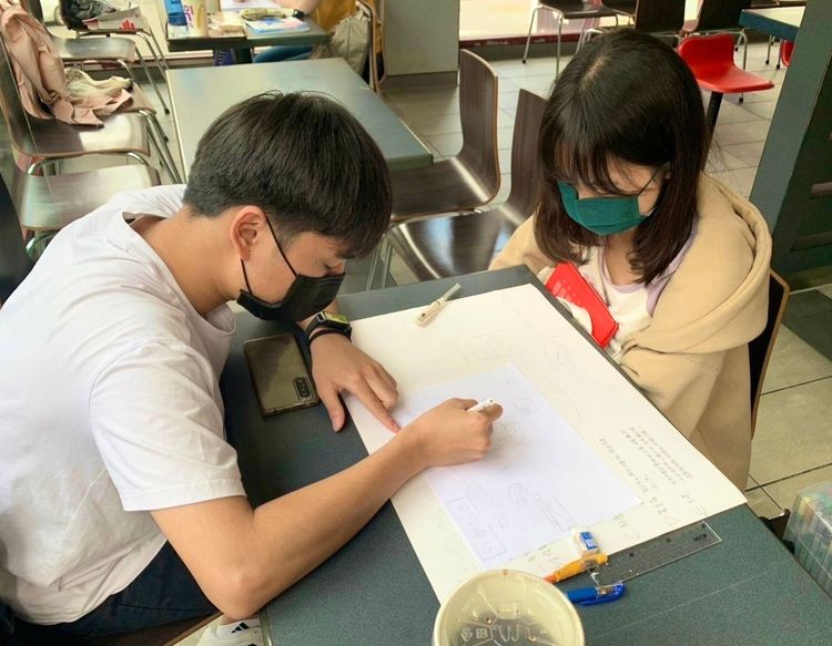 參賽隊伍需使用大會發的材料飛機木、珍珠板等材料，製作出一台符合題目與情境的機構。教育局提供