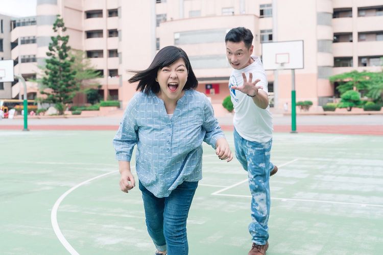 杜詩梅（左）和謝祖武互動逗趣。TVBS提供