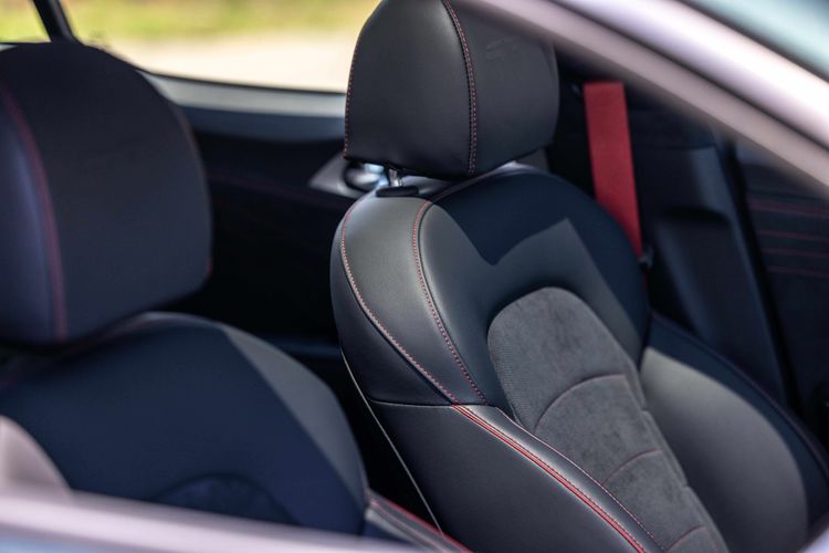 車主還可選配燦黑跑格化內裝套件，採用麂皮包覆座椅及紅色安全帶。原廠提供