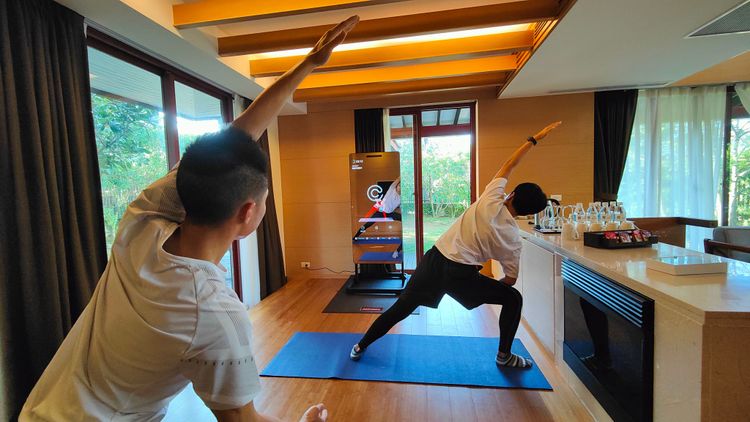 福容福隆更聯手知名健身器材公司，引進價值66,800元的健身魔鏡至飯店客房中。福容提供