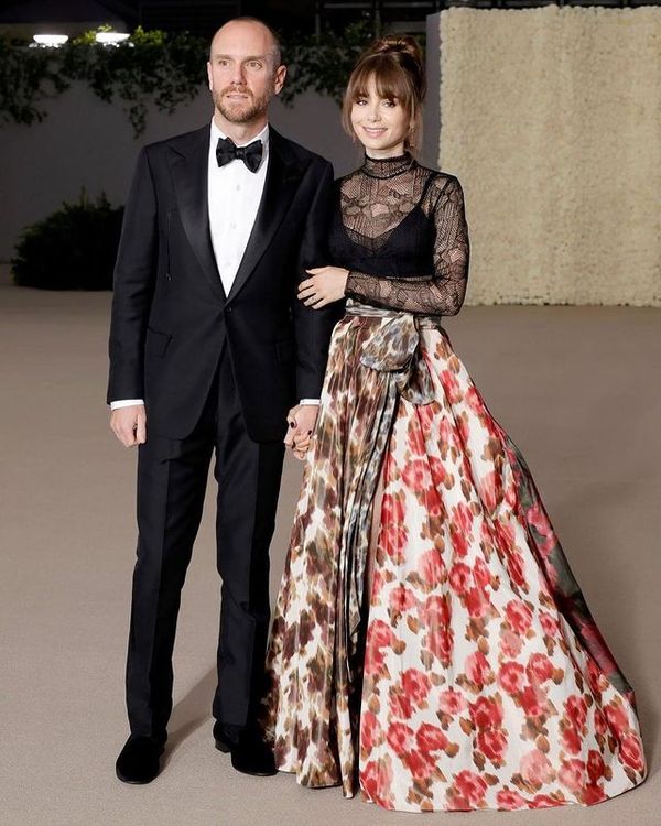 莉莉柯林斯（右）的新婚老公，成了她在紅毯上綻放幸福光彩的最佳「配件」。翻攝lilyjcollins IG