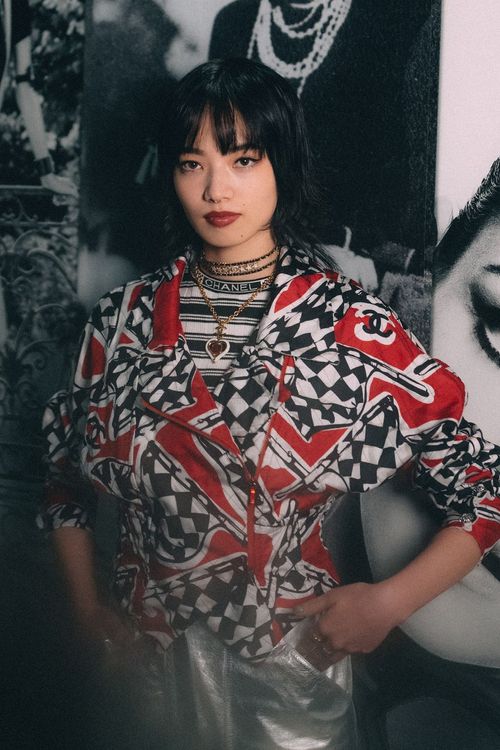 剛升格人妻的日本女星小松菜奈，特赴巴黎出席香奈兒大秀。品牌提供