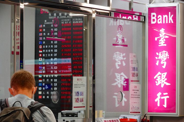 美國升息循環腳步強勁，擴大台美間的利差，更讓台幣不斷貶值。資料照片