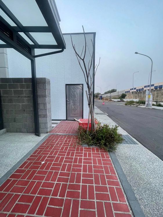 連棟透天社區邊間直接蓋起鐵皮屋，將人行道吞沒。翻攝爆料公社