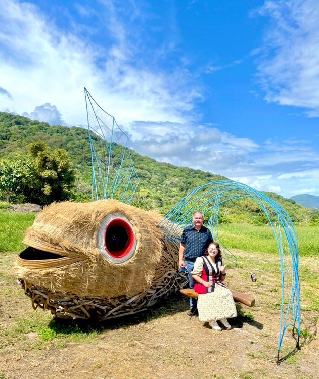 豐濱鄉長江莉婷夫婦率先開箱飛魚裝置藝術。豐濱鄉公所提供