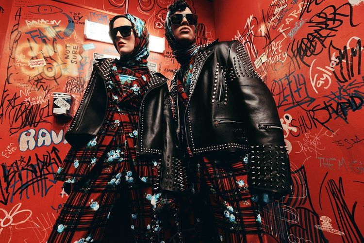 以玫瑰混合蘇格蘭格紋的印花，譜出具衝突感的英倫格調。品牌提供