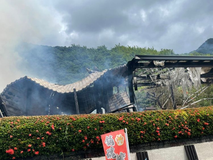 六龜區新開一家溫泉渡假山莊發生火警，火勢很大。讀者提供