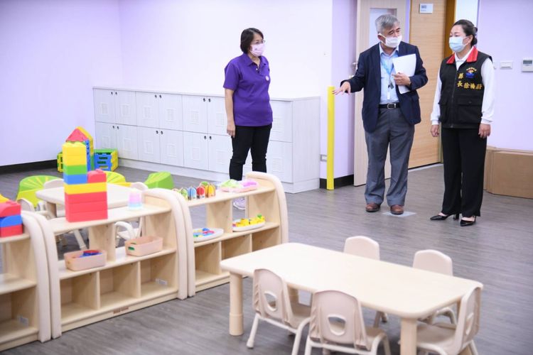 徐榛蔚會勘新公共托嬰中心。縣府提供