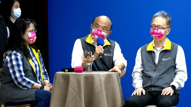 行政院長蘇貞昌（中）指對抗疫情是沒日沒夜的。引自蔡英文臉書